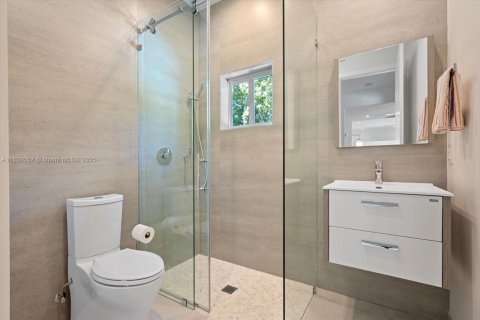 House in South Miami, Florida 5 bedrooms, 298.31 sq.m. № 1797634 - photo 18