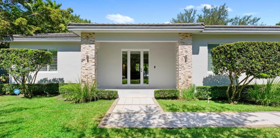 House in South Miami, Florida 5 bedrooms, 298.31 sq.m. № 1797634
