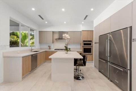 House in South Miami, Florida 5 bedrooms, 298.31 sq.m. № 1797634 - photo 7