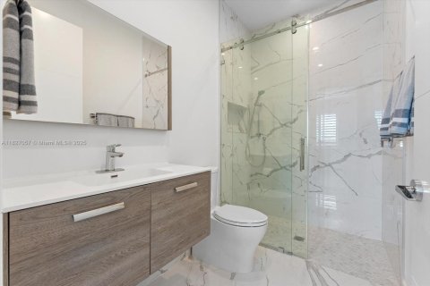 House in South Miami, Florida 5 bedrooms, 298.31 sq.m. № 1797634 - photo 21