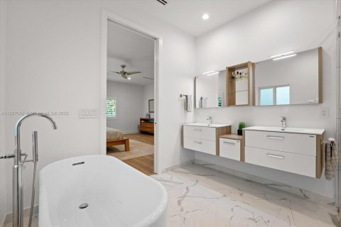 House in South Miami, Florida 5 bedrooms, 298.31 sq.m. № 1797634 - photo 17