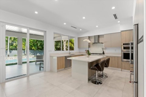 House in South Miami, Florida 5 bedrooms, 298.31 sq.m. № 1797634 - photo 6
