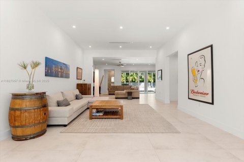 House in South Miami, Florida 5 bedrooms, 298.31 sq.m. № 1797634 - photo 2