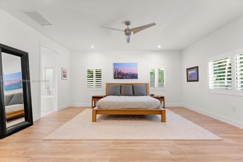 House in South Miami, Florida 5 bedrooms, 298.31 sq.m. № 1797634 - photo 14
