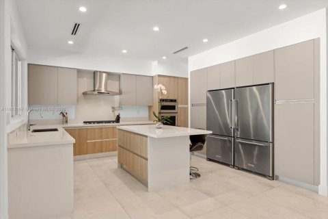 House in South Miami, Florida 5 bedrooms, 298.31 sq.m. № 1797634 - photo 8