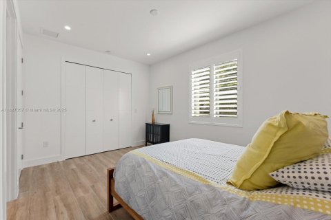 House in South Miami, Florida 5 bedrooms, 298.31 sq.m. № 1797634 - photo 20