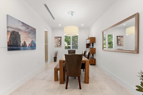House in South Miami, Florida 5 bedrooms, 298.31 sq.m. № 1797634 - photo 11