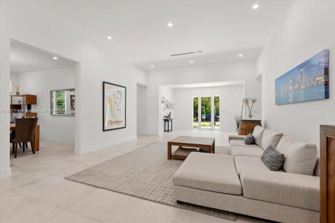 House in South Miami, Florida 5 bedrooms, 298.31 sq.m. № 1797634 - photo 3