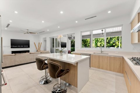 House in South Miami, Florida 5 bedrooms, 298.31 sq.m. № 1797634 - photo 9