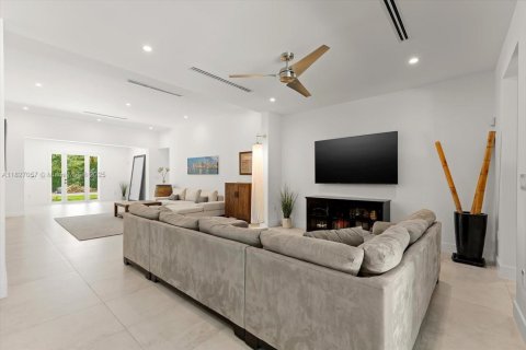 House in South Miami, Florida 5 bedrooms, 298.31 sq.m. № 1797634 - photo 5