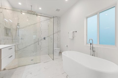 House in South Miami, Florida 5 bedrooms, 298.31 sq.m. № 1797634 - photo 16