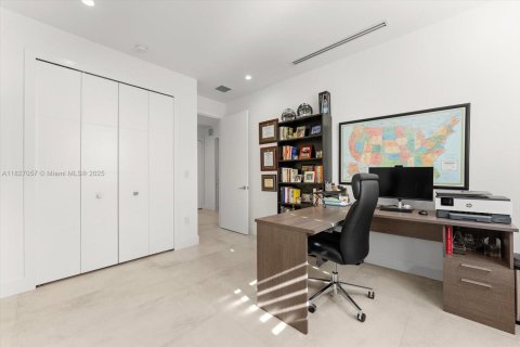 House in South Miami, Florida 5 bedrooms, 298.31 sq.m. № 1797634 - photo 27