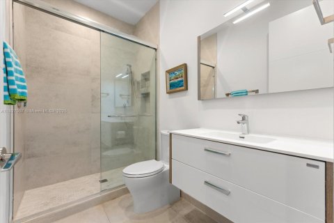 House in South Miami, Florida 5 bedrooms, 298.31 sq.m. № 1797634 - photo 25