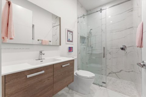 House in South Miami, Florida 5 bedrooms, 298.31 sq.m. № 1797634 - photo 24