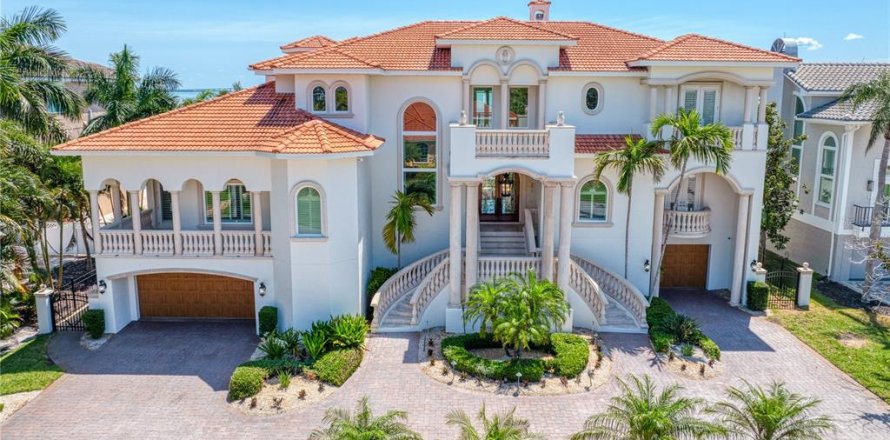 House in Tierra Verde, Florida 5 bedrooms, 654.22 sq.m. № 2101011