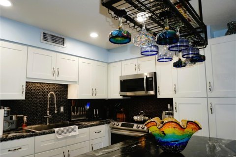 Condo in Holiday, Florida, 2 bedrooms  № 1879604 - photo 24