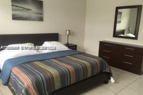 Condo in Miami Beach, Florida, 2 bedrooms  № 2076799 - photo 3