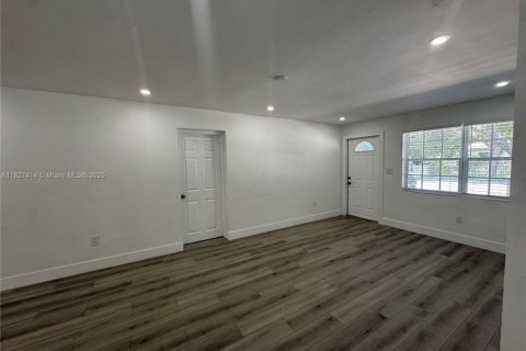 House in Fort Lauderdale, Florida 3 bedrooms, 107.02 sq.m. № 1936171 - photo 10