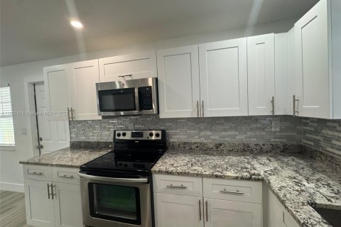 House in Fort Lauderdale, Florida 3 bedrooms, 107.02 sq.m. № 1936171 - photo 11