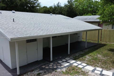 House in Fort Lauderdale, Florida 3 bedrooms, 107.02 sq.m. № 1936171 - photo 26