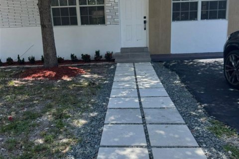 House in Fort Lauderdale, Florida 3 bedrooms, 107.02 sq.m. № 1936171 - photo 3