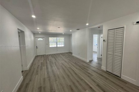 House in Fort Lauderdale, Florida 3 bedrooms, 107.02 sq.m. № 1936171 - photo 7