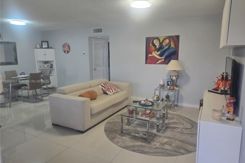 Кондоминиум с 2 спальнями в Холливуд, Флорида № 2015574