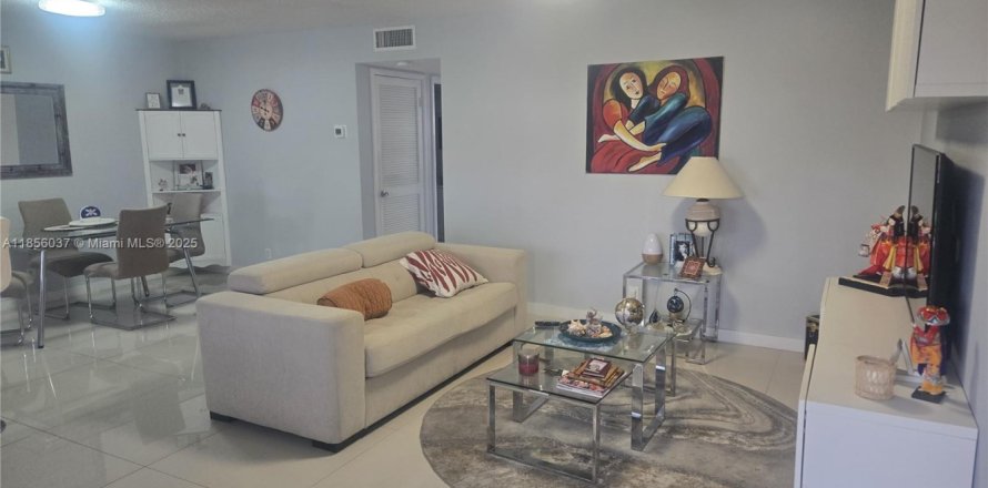 Кондоминиум с 2 спальнями в Холливуд, Флорида № 2015574