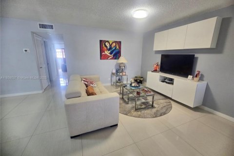 Купить кондоминиум в Холливуд, Флорида 2 спальни, 89.93м2, № 2015574 - фото 4