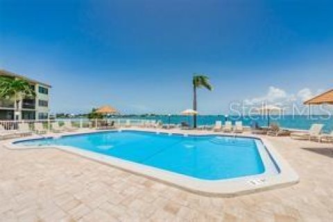 Condo in Saint Petersburg, Florida, 2 bedrooms № 2218405 - photo 19