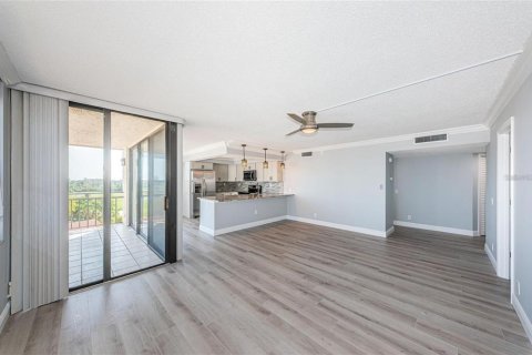 Condo in Saint Petersburg, Florida, 2 bedrooms № 2218405 - photo 7