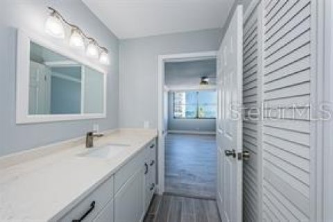 Condo in Saint Petersburg, Florida, 2 bedrooms № 2218405 - photo 15