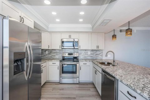 Condo in Saint Petersburg, Florida, 2 bedrooms № 2218405 - photo 10