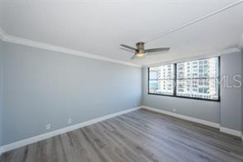 Condo in Saint Petersburg, Florida, 2 bedrooms № 2218405 - photo 12