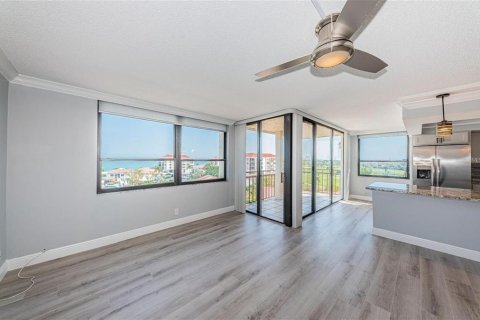 Condo in Saint Petersburg, Florida, 2 bedrooms № 2218405 - photo 11