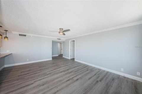 Condo in Saint Petersburg, Florida, 2 bedrooms № 2218405 - photo 6