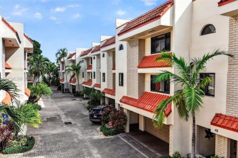 Townhouse in Fort Lauderdale, Florida 3 bedrooms, 154.03 sq.m. № 2389830 - photo 2