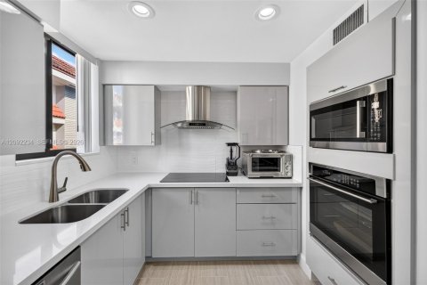 Townhouse in Fort Lauderdale, Florida 3 bedrooms, 154.03 sq.m. № 2389830 - photo 13