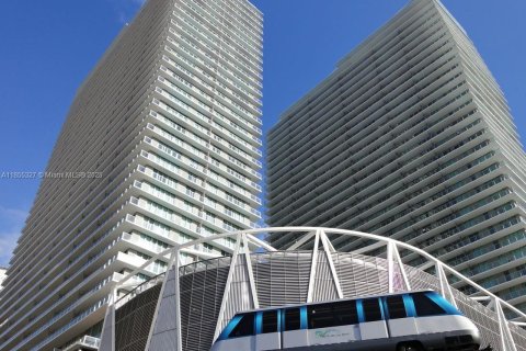 Condominio en alquiler en Miami, Florida, 1 dormitorio, 65.68 m2 № 1888885 - foto 1