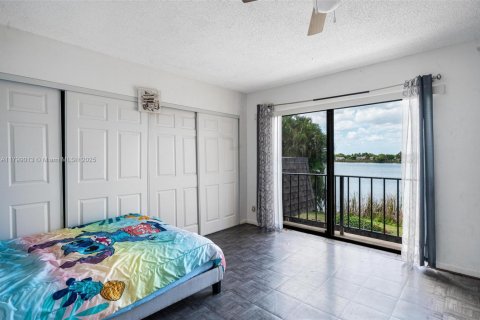 Townhouse in Palm Springs, Florida 3 bedrooms, 139.35 sq.m. № 1936821 - photo 18