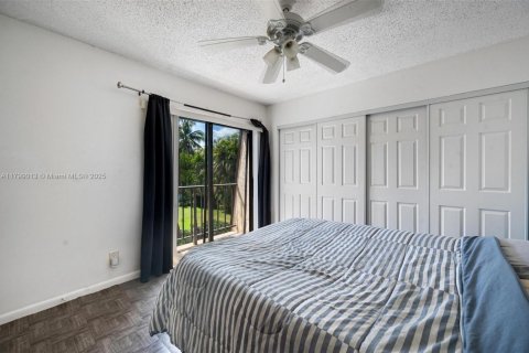 Townhouse in Palm Springs, Florida 3 bedrooms, 139.35 sq.m. № 1936821 - photo 17