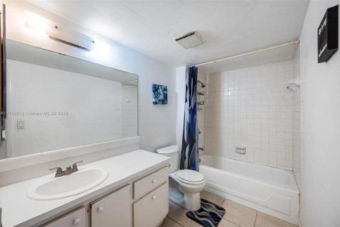 Townhouse in Palm Springs, Florida 3 bedrooms, 139.35 sq.m. № 1936821 - photo 21