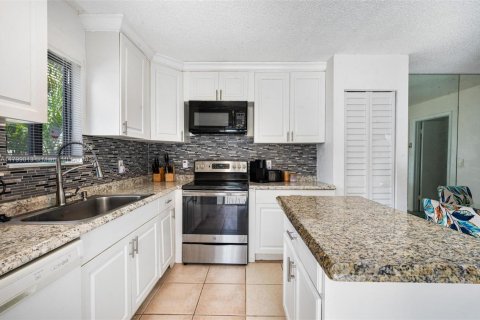 Townhouse in Palm Springs, Florida 3 bedrooms, 139.35 sq.m. № 1936821 - photo 12