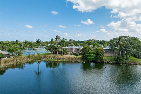 Townhouse in Palm Springs, Florida 3 bedrooms, 139.35 sq.m. № 1936821 - photo 6