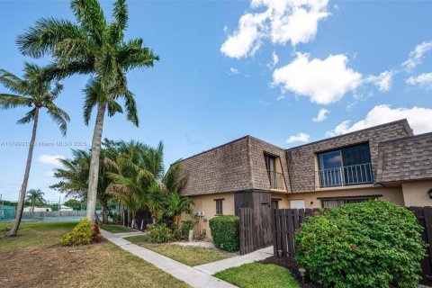 Townhouse in Palm Springs, Florida 3 bedrooms, 139.35 sq.m. № 1936821 - photo 22