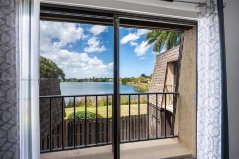 Townhouse in Palm Springs, Florida 3 bedrooms, 139.35 sq.m. № 1936821 - photo 3