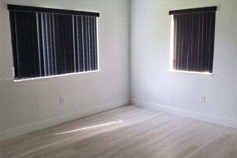 Villa ou maison à louer à Miami, Floride: 3 chambres, 261.43 m2 № 1995778 - photo 9