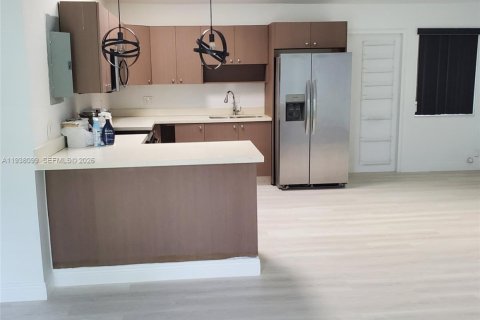 Villa ou maison à louer à Miami, Floride: 3 chambres, 261.43 m2 № 1995778 - photo 4