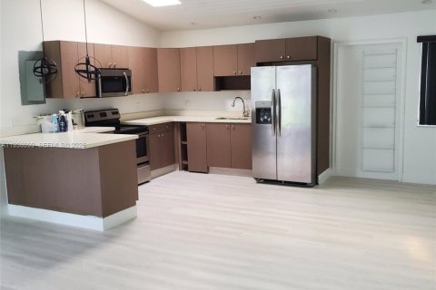 Villa ou maison à louer à Miami, Floride: 3 chambres, 261.43 m2 № 1995778 - photo 3