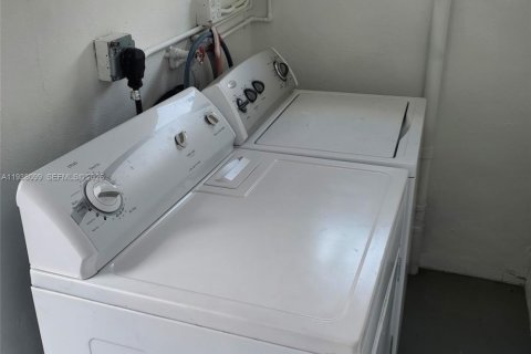 Villa ou maison à louer à Miami, Floride: 3 chambres, 261.43 m2 № 1995778 - photo 11